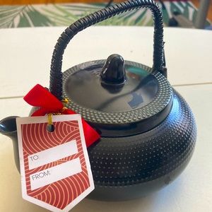 NWT Gift Tea Pot - Black - With Stainless Steel Strainer